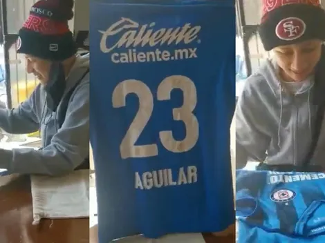 El emotivo gesto de Aguilar con fan de Cruz Azul que tiene cáncer