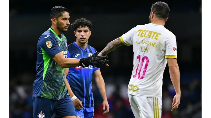 Gran atajada de Corona para mantener el empate de Cruz Azul.