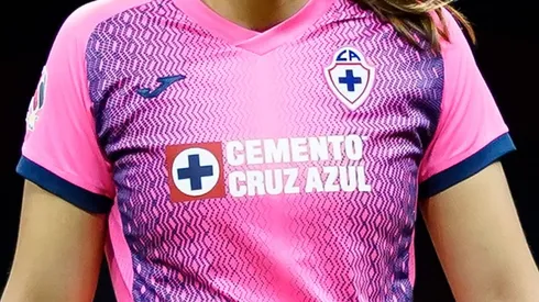 La playera de portera de Cruz Azul luce en color rosa.