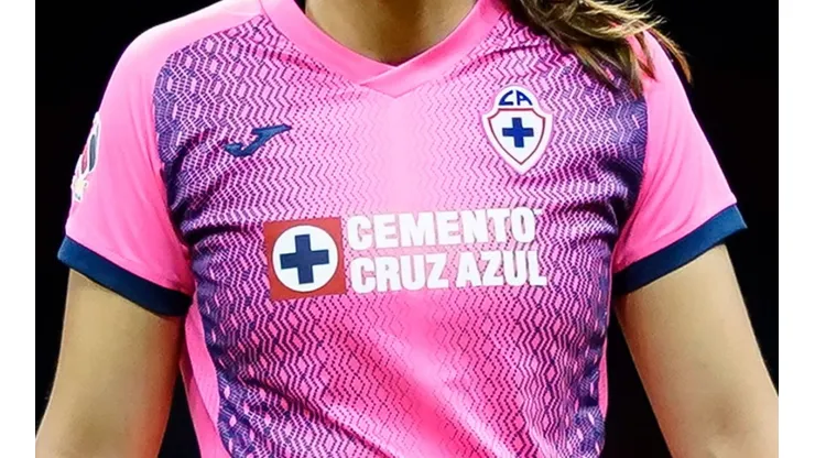 La playera de portera de Cruz Azul luce en color rosa.