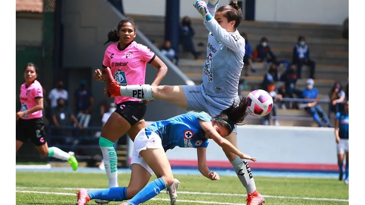 Dalia Molina recibió un fuerte golpe en el área que no se marcó como penalti.