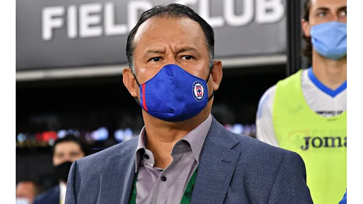 Juan Reynoso volverá a tener plantel incompleto en Cruz Azul para octubre.