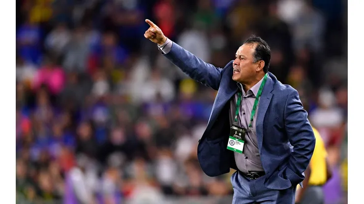 Juan Reynoso enojado tras la derrota de Cruz Azul en Campeones Cup