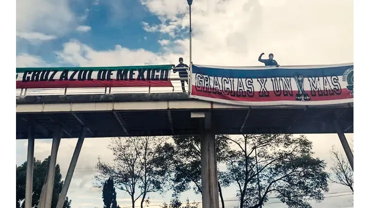 Aficionados recibieron con trapos de agradecimiento a Cruz Azul en Puebla.