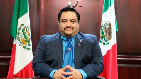 José Ángel Yuen Reyes presumió su corbata de Cruz Azul.