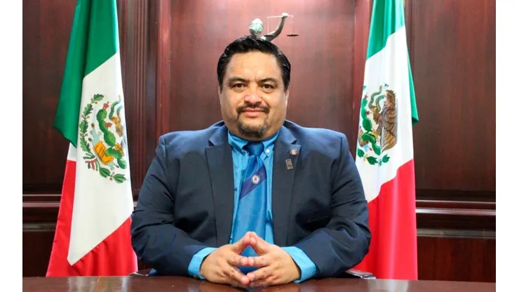 José Ángel Yuen Reyes presumió su corbata de Cruz Azul.