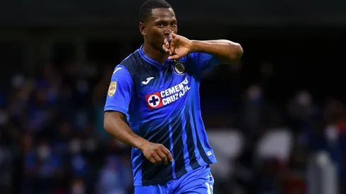 Bryan Angulo en un partido de Cruz Azul