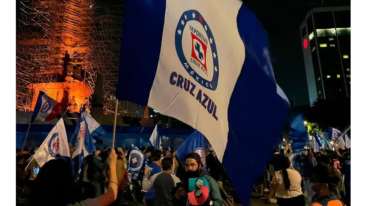 La afición de Cruz Azul festejó el campeonato en el Ángel de la Independencia.