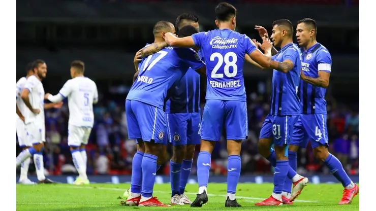 Cruz Azul celebrando el gol de Bryan Angulo