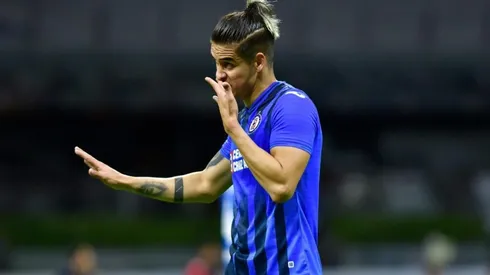 Alexis Peña en un duelo con Cruz Azul