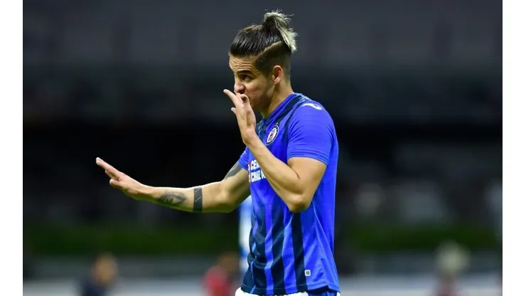 Alexis Peña en un duelo con Cruz Azul
