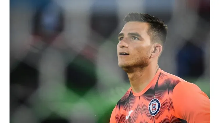 Sebastián Jurado en un duelo con Cruz Azul