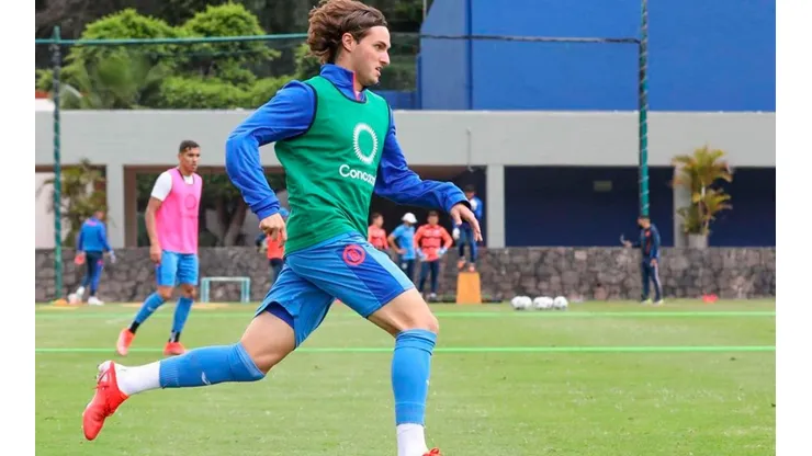 Santiago Giménez se lució en el entrenamiento de Cruz Azul.