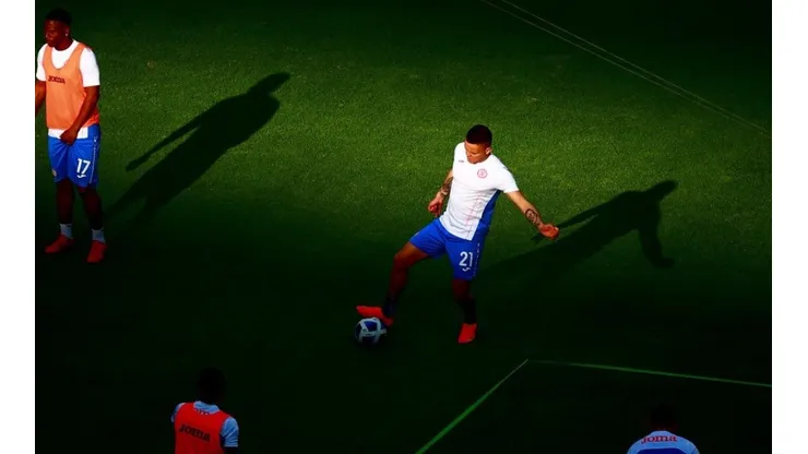 Jonathan Rodríguez en un partido con Cruz Azul