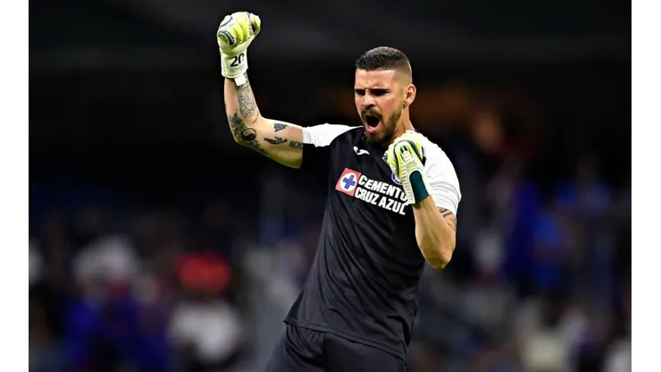 Andrés Gudiño en un partido de Cruz Azul