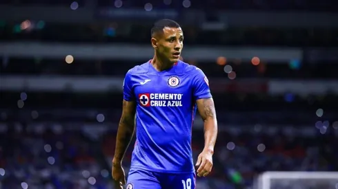Yoshimar Yotún en un partido con Cruz Azul