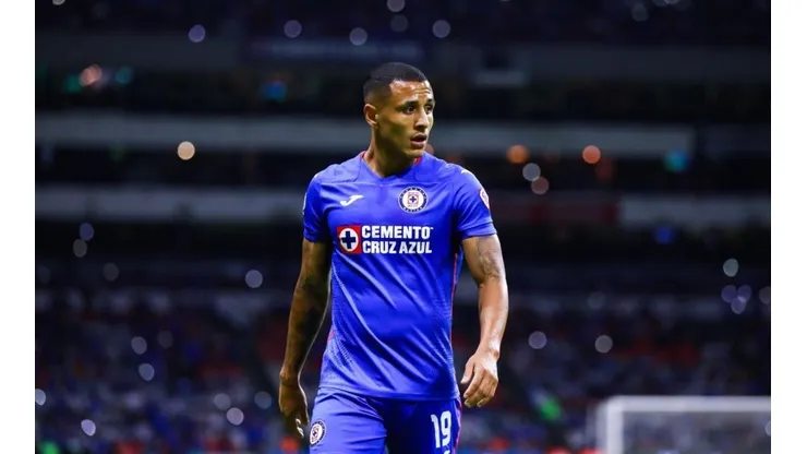 Yoshimar Yotún en un partido con Cruz Azul