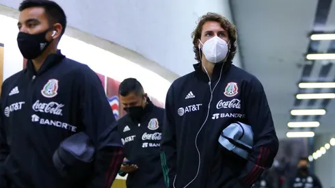 Santiago Giménez en la concentración con México