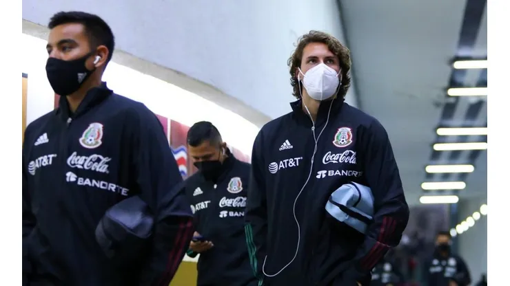 Santiago Giménez en la concentración con México