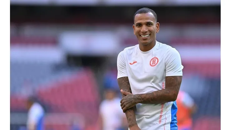 Rómulo Otero en un encuentro de Cruz Azul