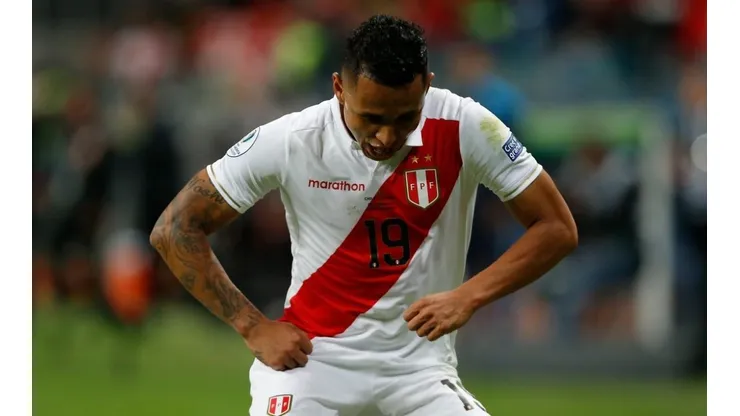 Yoshimar Yotún en un partido con Perú