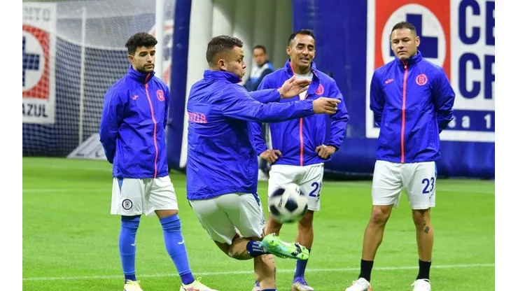 Jonathan Rodríguez en un entrenamiento con Cruz Azul