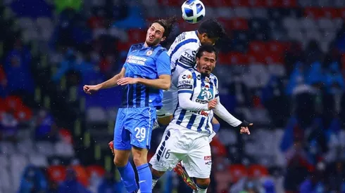 Santiago Giménez en la disputa de un balón contra el Pachuca