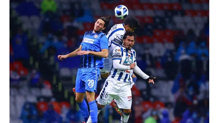 Santiago Giménez en la disputa de un balón contra el Pachuca