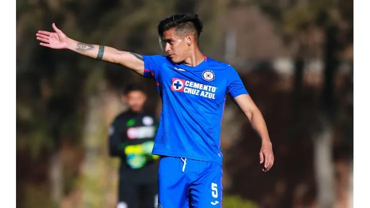 Alexis Peña en un partido de Cruz Azul