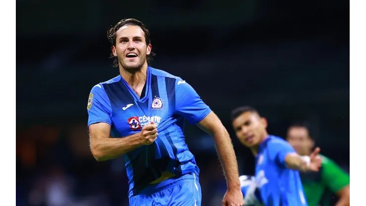 Santiago Giménez celebra su tanto con Cruz Azul