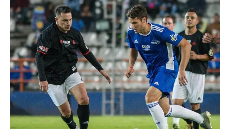 Christian y Santiago Giménez en un partido de exhibición