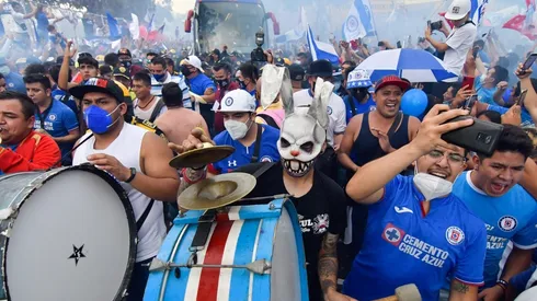 Aficionados de Cruz Azul en el recibimiento al equipo en el Estadio Azteca.