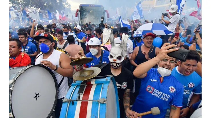 Aficionados de Cruz Azul en el recibimiento al equipo en el Estadio Azteca.