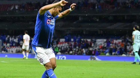 Orbelin Pineda en un duelo con Cruz Azul