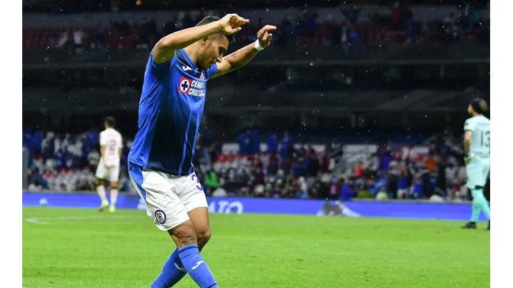 Orbelin Pineda en un duelo con Cruz Azul