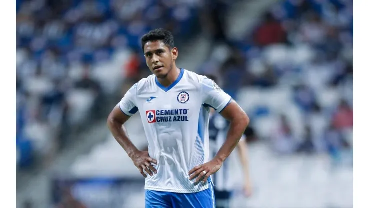 Luis Romo en un partido con Cruz Azul