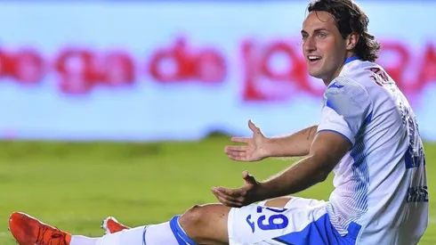 Santiago Giménez en un partido con Cruz Azul