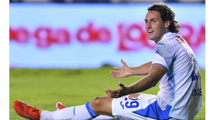 Santiago Giménez en un partido con Cruz Azul