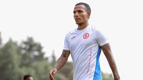 Rómulo Otero en un entrenamiento de Cruz Azul