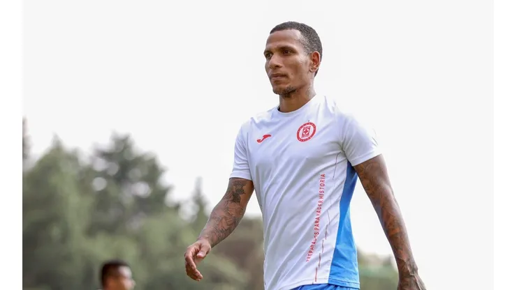 Rómulo Otero en un entrenamiento de Cruz Azul