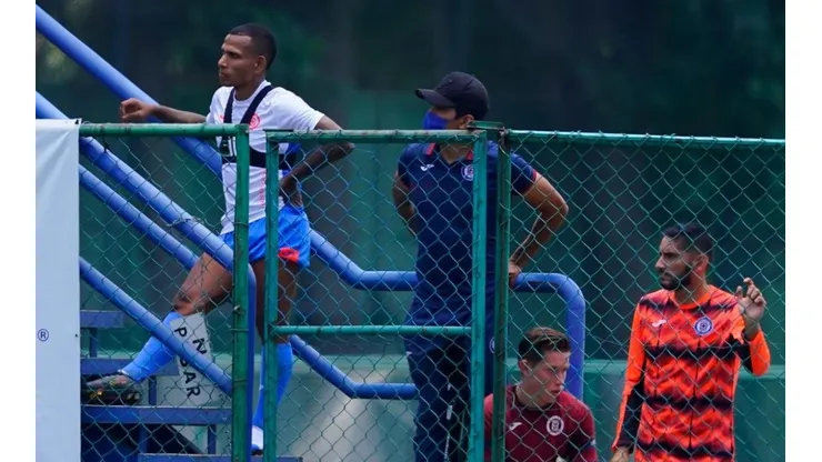 Rómulo Otero en un entrenamiento de Cruz Azul