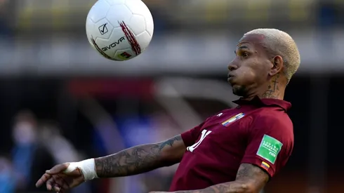 Rómulo Otero en un partido con la selección de Venezuela