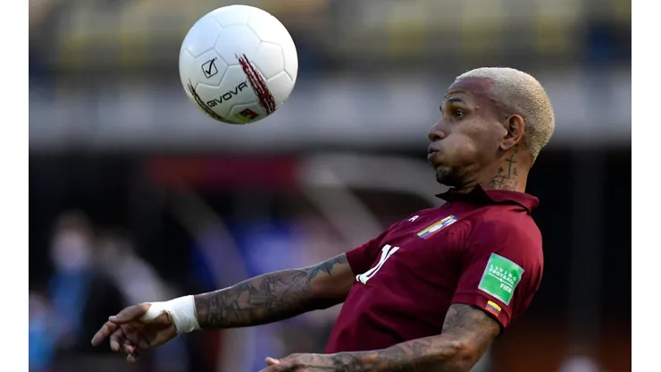Rómulo Otero en un partido con la selección de Venezuela