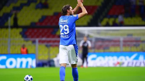 Santiago Giménez en un partido con Cruz Azul