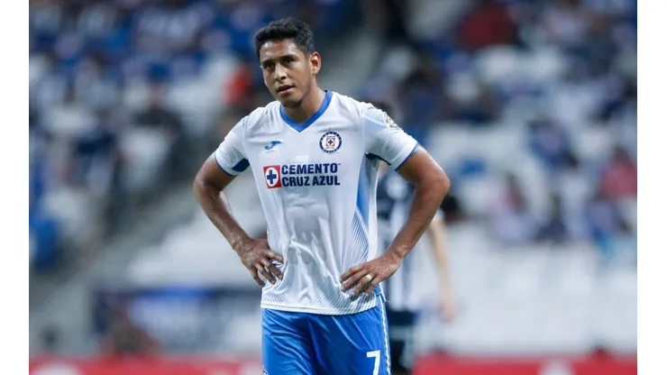 Luis Romo en un partido con Cruz Azul