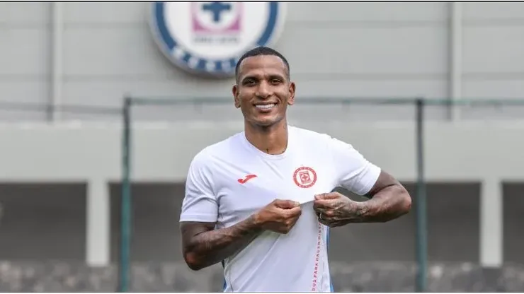 Rómulo Otero en un entrenamiento con Cruz Azul