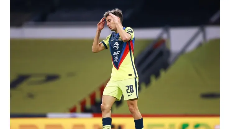 Mauro Lainez en un partido de la Liga MX
