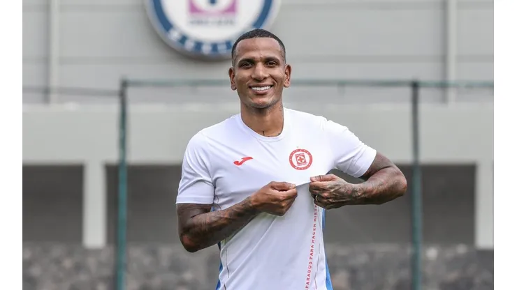 Rómulo Otero en sus primeras fotos con la playera de Cruz Azul