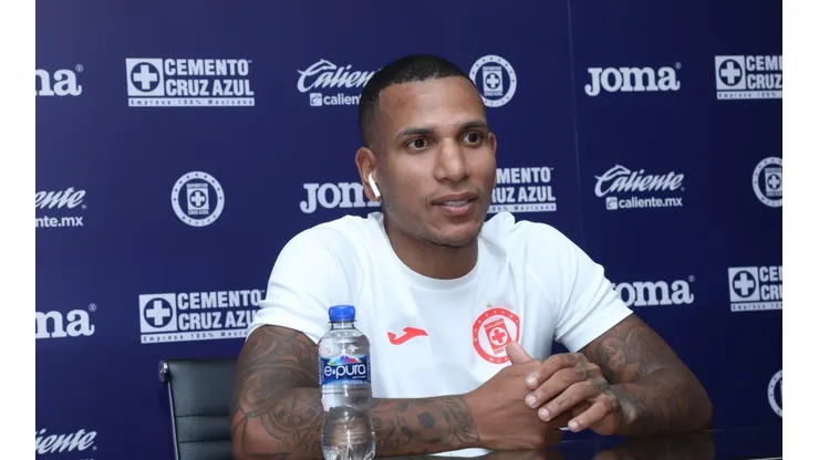Rómulo Otero en rueda de prensa con Cruz Azul