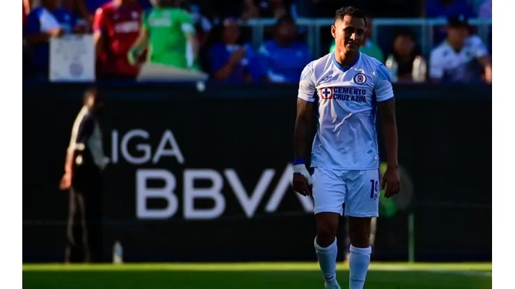 Yoshimar Yotún en un partido con Cruz Azul